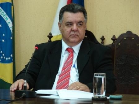 VEREADOR SEGURA APRESENTOU REQUERIMENTO AO PRESIDENTE DA CÂMARA MUNICIPAL DE JAHU, PEDINDO QUE ESTUDE A POSSIBILIDADE DE CRIAR O CARGO DE ASSESSOR CONTÁBIL (CONTADOR) NO ÂMBITO DA CÂMARA MUNICIPAL DE JAHU.