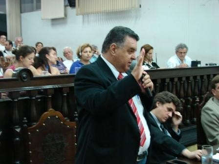VEREADOR SEGURA APRESENTOU REQUERIMENTO AO PREFEITO MUNICIPAL, QUESTIONANDO A POSSIBILIDADE DE PROCEDER À CONSTRUÇÃO DE GALERIAS DE CAPTAÇÃO DE ÁGUA NO CRUZAMENTO DA RUA JOSÉ JOAQUIM DE MELO COM A RUA PARANÁ.