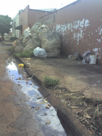 VEREADOR SEGURA APRESENTOU INDICAÇÃO AO PREFEITO MUNICIPAL, SUGERINDO A ADOÇÃO DE MEDIDAS PARA SANAR OS PROBLEMAS CAUSADOS PELOS LIXOS DAS EMPRESAS DE RECICLAGEM NO JARDIM MARIA LUIZAIII.