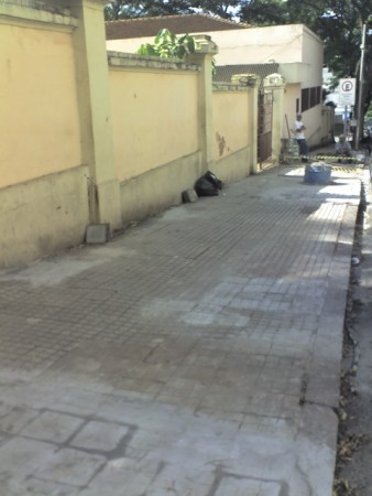 VEREADOR SEGURA APRESENTOU AO PREFEITO MUNICIPAL, INDICAÇÃO DE REPAROS NA CALÇADA DA RUA TENENTE LOPES, NA LATERAL DA ESCOLA "MAJOR PRADO".