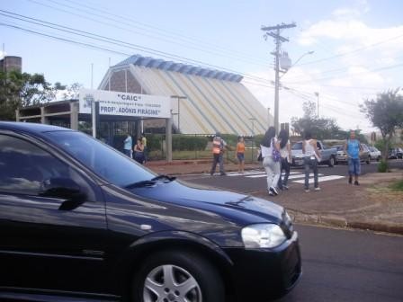 VEREADOR SEGURA APRESENTOU REQUERIMENTO AO PREFEITO MUNICIPAL, PEDINDO A MUDANÇA DA ENTRADA E SAIDA DE ALUNOS DO CAIC, PELO PORTÃO ATRAS DA AVENIDA GUSTAVO CHIOZZI, QUE O TRAFEGO DE VEICULOS É BEM MENOR.