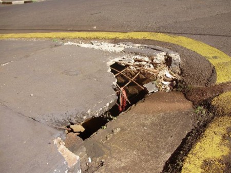 VEREADOR SEGURA APRESENTOU INDICAÇÃO AO PREFEITO MUNICIPAL, SUGERINDO O CONSERTO DE UMA TAMPA DE BUEIRO NA ESQUINA DA RUA FRANCISCO GLICÉRIO COM A AVENIDA ZEZINHO MAGALHÃES (AO LADO DO CONFIANÇA VEICULOS).