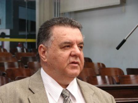 VEREADOR SEGURA PEDE INFORMAÇÕES SOBRE O NÚMERO DE MÉDICOS DO PROGRAMA SAÚDE DA FAMÍLIA (P.S.F.) QUE ATUAM COMO PLANTONISTAS NOS POSTOS DE SAÚDE DA CIDADE (P.A.S.S), ALÉM DA FORMA DO CONTROLE DE PRESENÇA DE TAIS PROFISSIONAIS.