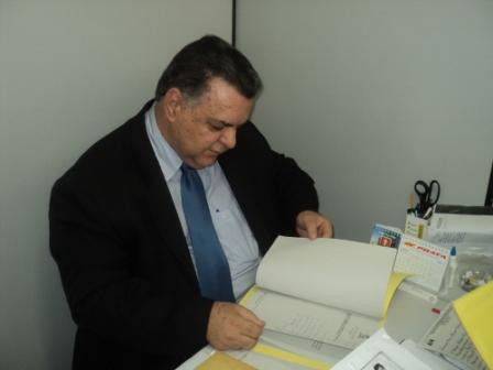 VEREADOR SEGURA PEDE INFORMAÇÕES SOBRE A LEGALIDADE DE UMA EMPRESA REBAIXAR TODA GUIA DA FRENTE DE SUA EMPRESA FICANDO ESTACIONAMENTO PRIVATIVO, PRIVANDO A POPULAÇÃO DE ESTACIONAR.