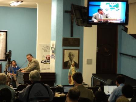 VEREADOR SEGURA APRESENTA REQUERIMENTO, QUESTIONANDO OS CRITÉRIOS A SEREM OBSERVADOS PARA A DOAÇÃO DE LOTE URBANIZADO NO ORLANDO OMETTO I E II, JARDIM PADRE AUGUSTO SANI E JARDIM CILA DE LÚCIO BAUAB, BEM COMO QUEM SÃO AS PESSOAS BENEFICIADAS COM AS DOAÇÃO