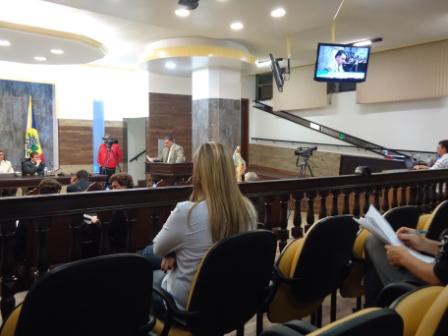 VEREADOR SEGURA PEDE A PODA DAS ÁRVORES LOCALIZADAS NA CALÇADA DA DELEGACIA DE POLÍCIA, NA RUA DR. JOÃO LEITE, POIS AS ÁRVORES IMPEDEM A VISIBILIDADE DE QUEM TRAFEGA PELA RUA RIACHUELO, SENTIDO BAIRRO CENTRO.