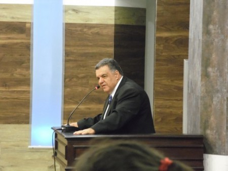 VEREADOR SEGURA PEDE A COLOCAÇÃO DE UMA PLACA DE SINALIZAÇÃO "PROIBIDO ESTACIONAR" PRÓXIMO AO RESTAURANTE "BAIANOS A BORDO", SITUADO NO CRUZAMENTO DA AVENIDA ZEZINHO MAGALHÃES COM A RUA EDGAR FERRAZ, VISANDO DESAFOGAR O TRÂNSITO.