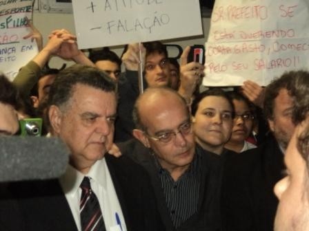 O VEREADOR SEGURA FOI UM DOS POUCOS PARLAMENTARES PRESENTE EM FRENTE À CÂMARA MUNICIPAL, PARA ATENDER OS MANIFESTANTES DA CIDADE.