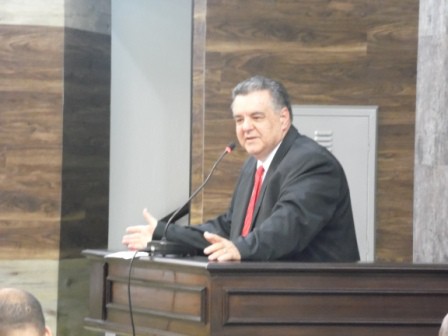 VEREADOR SEGURA QUER A CONSTRUÇÃO DE UMA PRAÇA NA ÁREA VERDE LOCALIZADA EM FRENTE AO FUTURO TEMPLO DO "CIRCOLO TRENTINO DI JAHU". E QUER SABER, SE A ÁREA DE CONSTRUÇÃO DO FUTURO TEMPLO JÁ ESTA REGULAMENTADA.