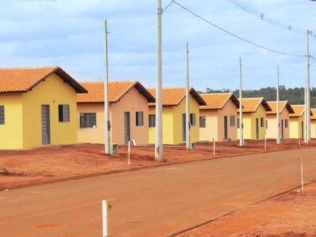 VEREADOR SEGURA PEDE A REALIZAÇÃO DE RECADASTRAMENTO DOS PROPRIETÁRIOS QUE ADQUIRIRAM AS SUAS CASAS NOS ÚLTIMOS 5 ANOS NOS CONJUNTOS, VISANDO VERIFICAR SE OS MESMOS CONTINUAM NA POSSE DO IMÓVEL BEM COMO, APURAR DENÚNCIAS DE COMERCIALIZAÇÃO IRREGULAR.